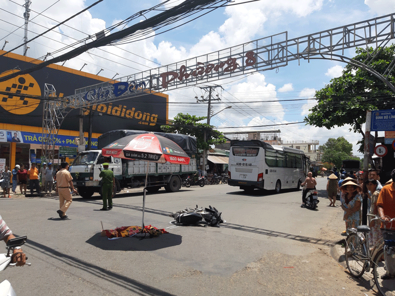 Bé gái 4 tuổi bị xe khách cán tử vong