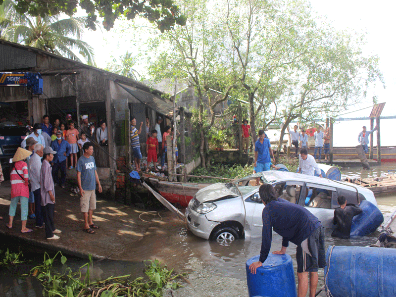 Ô tô 7 chỗ chở 3 người lao xuống sông Cổ Chiên khi qua phà 