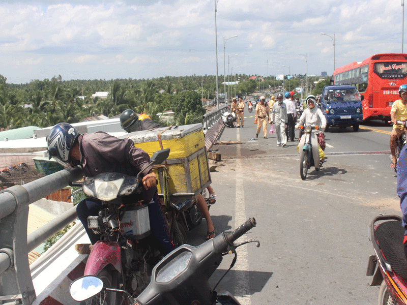 Danh tính nạn nhân vụ xe cẩu và ô tô rơi cầu Hàm Luông