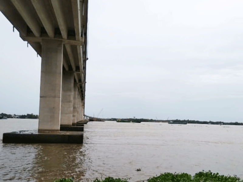 2 sà lan liên tiếp đâm vào trụ cầu Mỹ Lợi