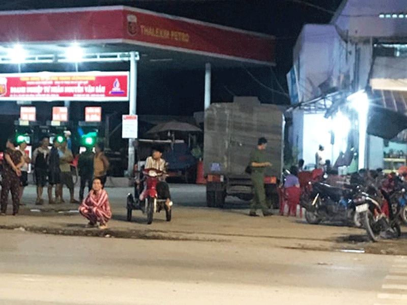 Từ chối đổ xăng nợ, nhân viên bị đâm chết