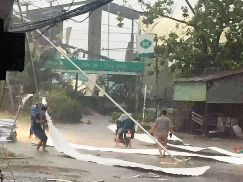 Lốc xoáy làm sập, tốc mái hơn 200 căn nhà ở Long An