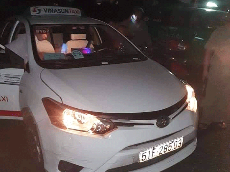 Kề dao vào cổ tài xế taxi để cướp tại Long An