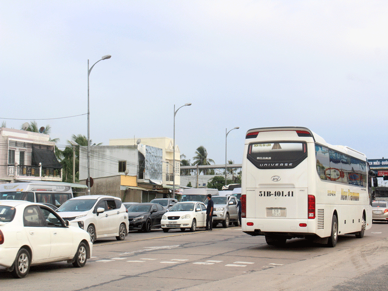 Cứ cuối tuần, cầu Rạch Miễu 'thất thủ' từ chiều đến khuya