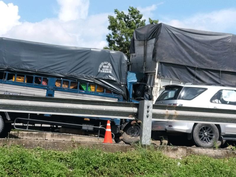 Xe tải nổ lốp trên cao tốc, tài xế tử vong trong cabin