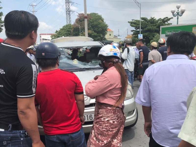 CSGT chặn bắt ô tô 7 chỗ nghi gây tai nạn bỏ chạy gần 60 km