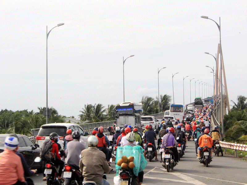 Dòng xe chen chúc lên cầu Rạch Miễu sau lễ 2-9