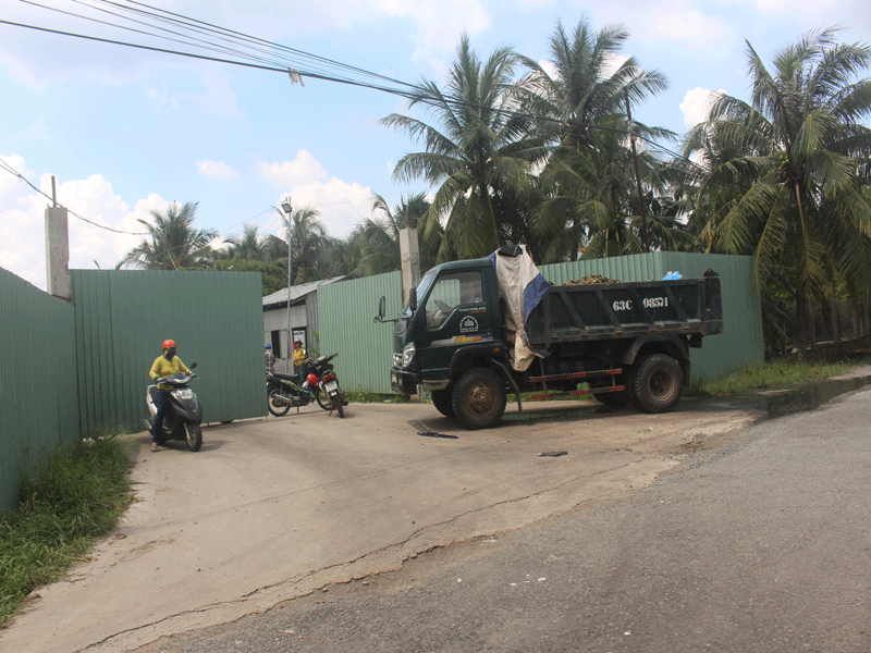 Hàng chục công nhân chặn xe vào nhà máy rác, đòi lương 
