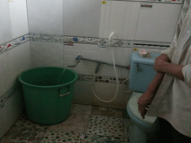 Bé gái 3 tuổi tử vong thương tâm trong nhà vệ sinh