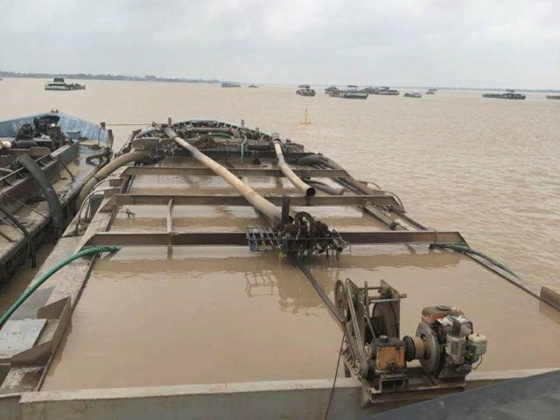 Khởi tố 2 người hút trộm cát trên sông Hàm Luông