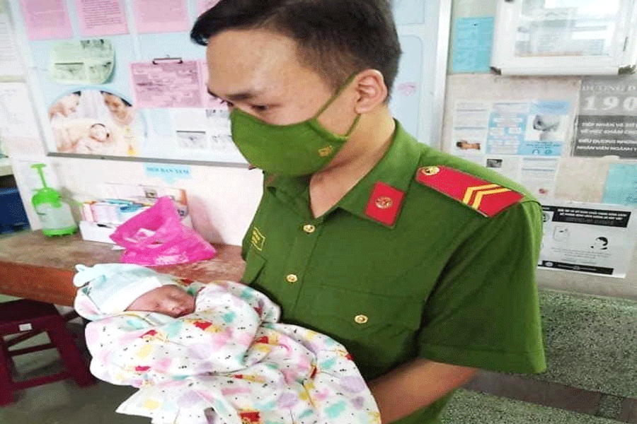 Đi theo tiếng khóc, 2 công an cứu bé sơ sinh bị bỏ rơi gần bãi rác