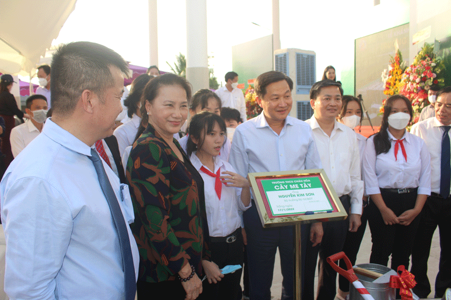 Phó Thủ tướng dự khánh thành trường học hiện đại ở Bến Tre