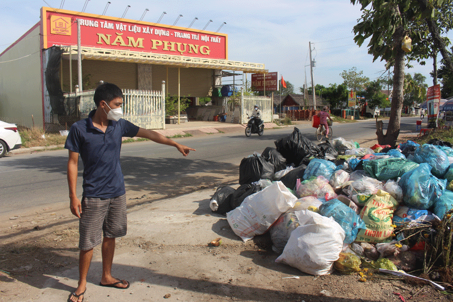 Bến Tre: Người dân bức xúc vì sau Tết rác thải đổ đống tràn trên đường
