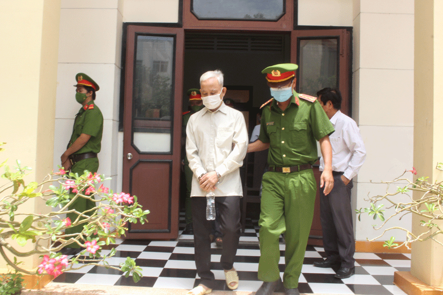 Giám đốc bệnh viện thuê người đâm dằn mặt tình địch nhưng đâm nhầm 1 phụ nữ