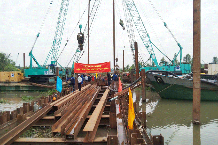 Tiền Giang kiến nghị tháo dỡ đập thép ngăn mặn hơn 10 tỉ đồng 