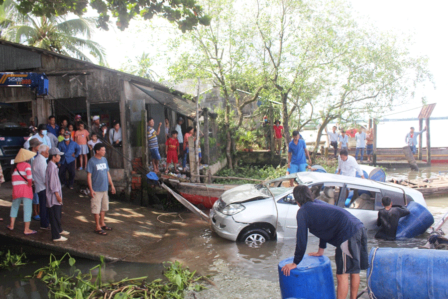 Trước đó vào năm 2019, chủ bến đò Bang Tra chở ô tô trái quy định đã khiến 1 xe 7 chỗ chở 4 người lao xuống sông Cổ Chiên