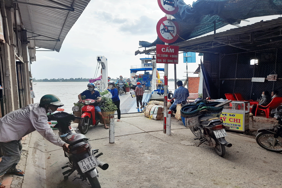 Dù cấm chở xe 3 bánh, nhưng bến đò này vẫn hoạt động chở xe trái quy định