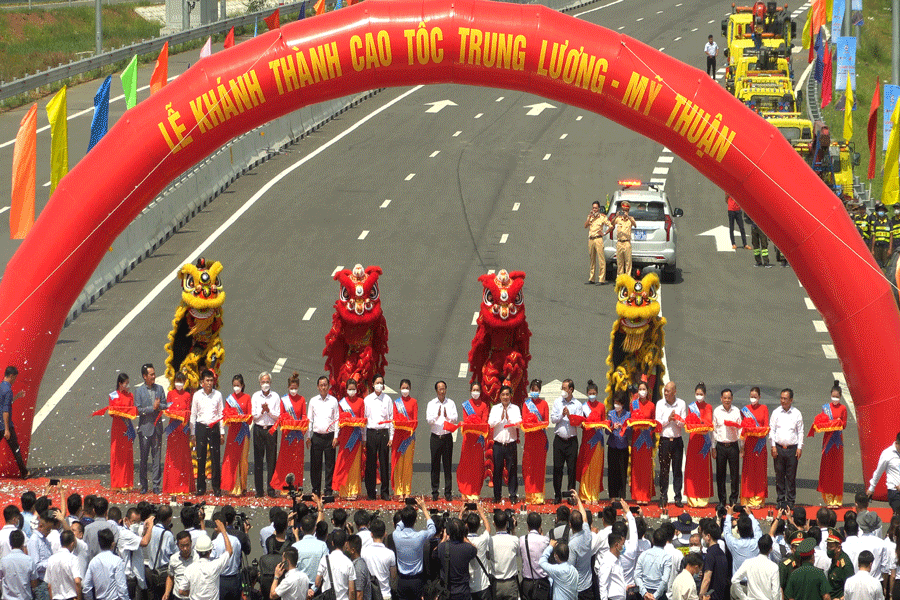 Cắt băng khánh thành
