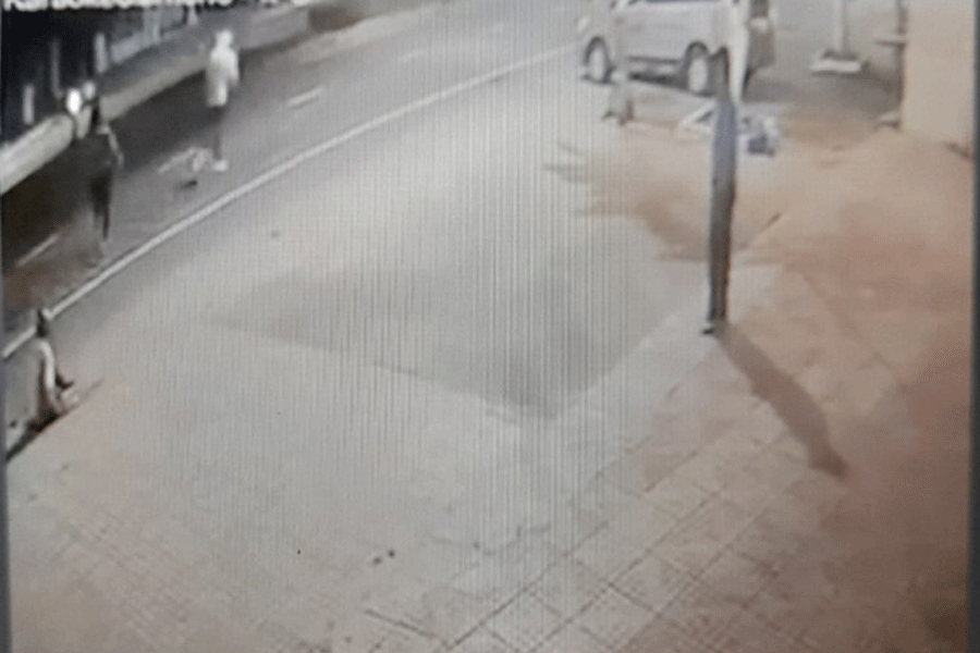 Nhóm người đi ô tô bỏ chạy sau khi chém nạn nhân ngay trên đường. (Ảnh cắt từ camera của người dân ghi lại)