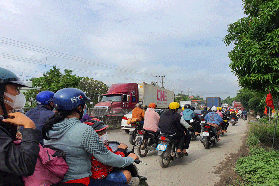 Trên tuyến QL1 cũng xảy ra kẹt xe kéo dài Trên tuyến QL1 cũng xảy ra kẹt xe kéo dài
