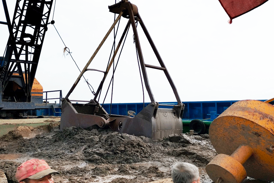 Cát được khai thác tại mỏ cát Cẩm Sơn Cát được khai thác tại mỏ cát Cẩm Sơn