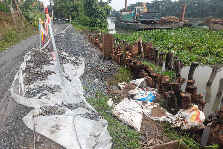 Tháo đập tạm làm sạt lở 50m đường nông thôn tại xã Song Thuận