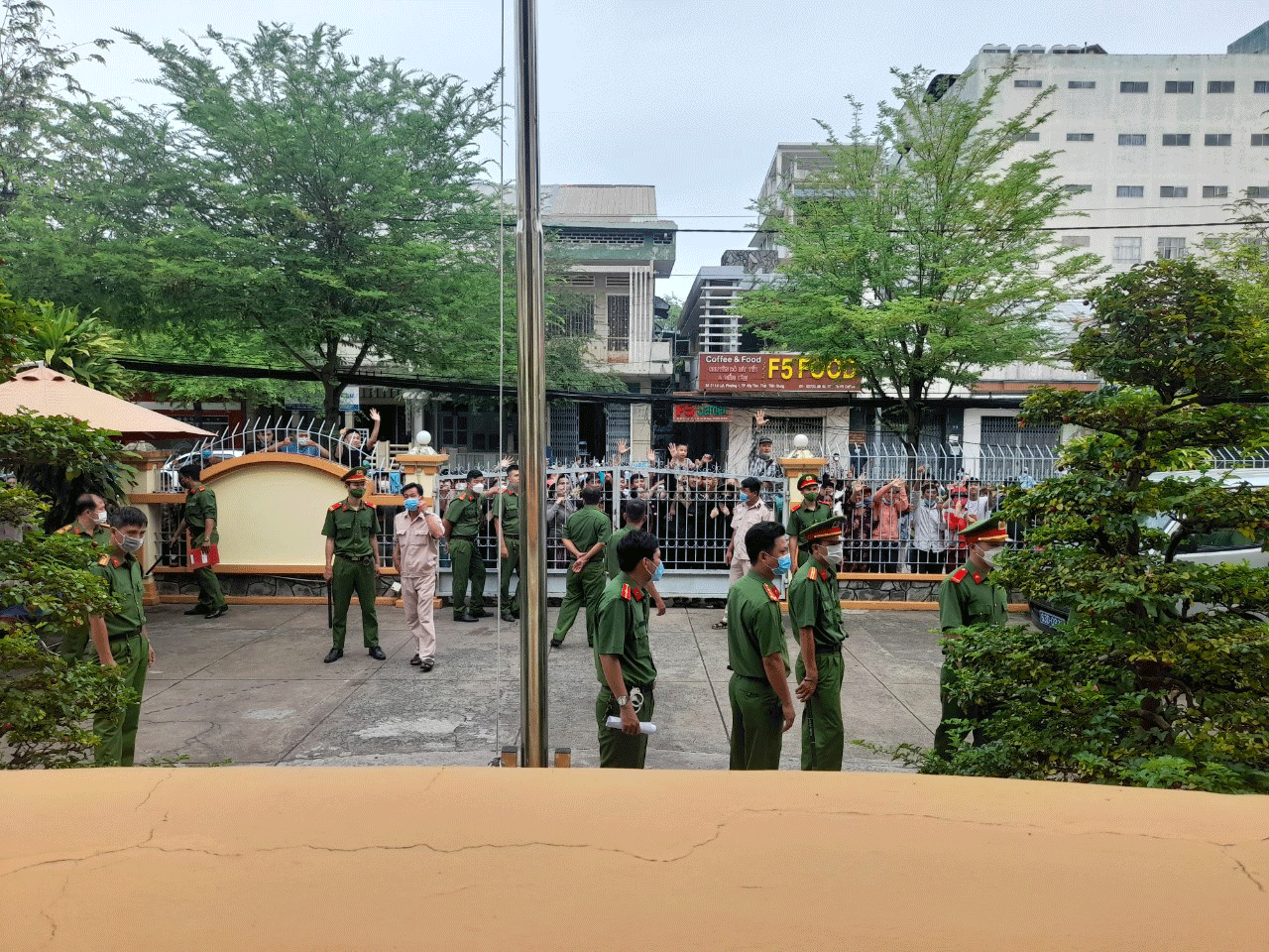 Ngày tòa tuyên án 22 bị cáo, có rất đông người thân, bạn bè của các bị cáo tập trung trước cổng TAND tỉnh Tiền Giang