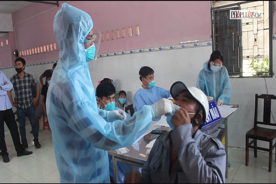 Test nhanh COVID-19 tại Bến Tre. Ảnh: ĐH