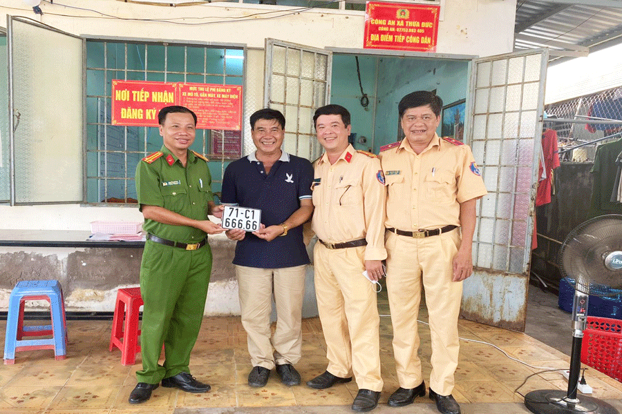 Ông Phạm Hoàng Long cùng biển số xe "ngũ quý" 666.66 vừa bấm được