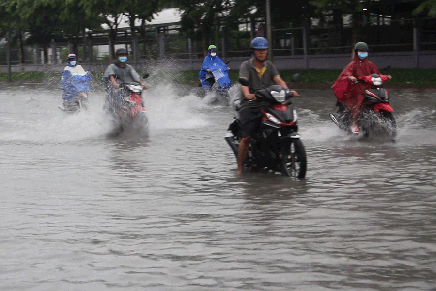 Nhiều tuyến đường bên trong KCN ngập sâu. Ảnh: ĐH