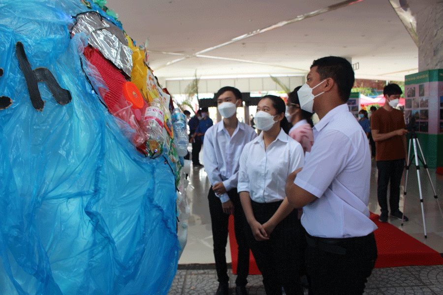 Đoàn viên thanh niên đến tham quan triển lãm
