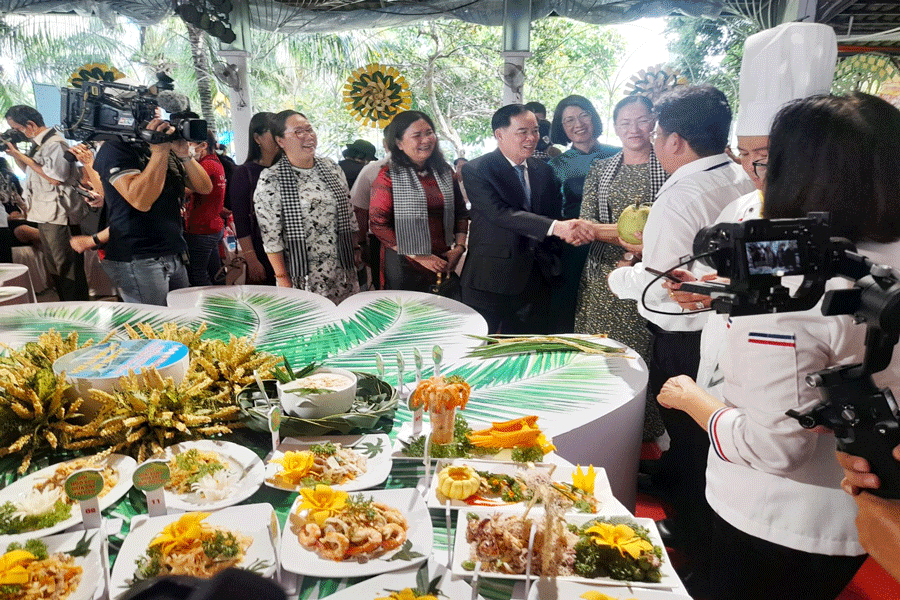 Từ nguyên liệu dừa các đầu bếp sáng tạo nên 222 món ăn riêng biệt. Ảnh: ĐH