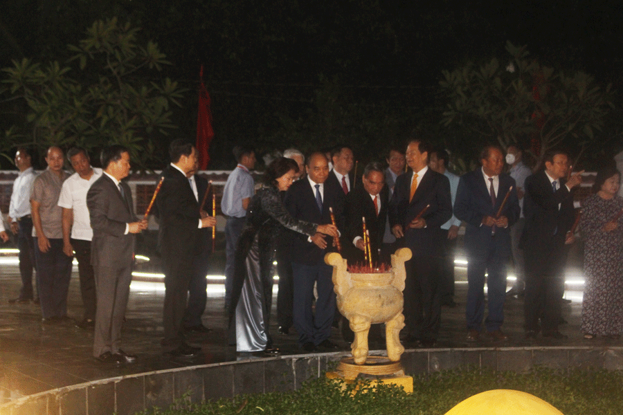 Chủ tịch nước cùng lãnh đạo, nguyên lãnh đạo Đảng, Nhà nước viếng mộ Cụ Nguyễn Đình Chiểu và thân tộc