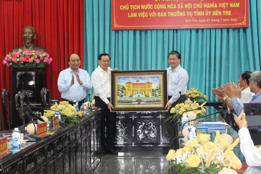 Chủ tịch nước tặng bức tranh lưu niệm cho Ban Thường vụ Tỉnh ủy Bến Tre Chủ tịch nước tặng bức tranh lưu niệm cho Ban Thường vụ Tỉnh ủy Bến Tre