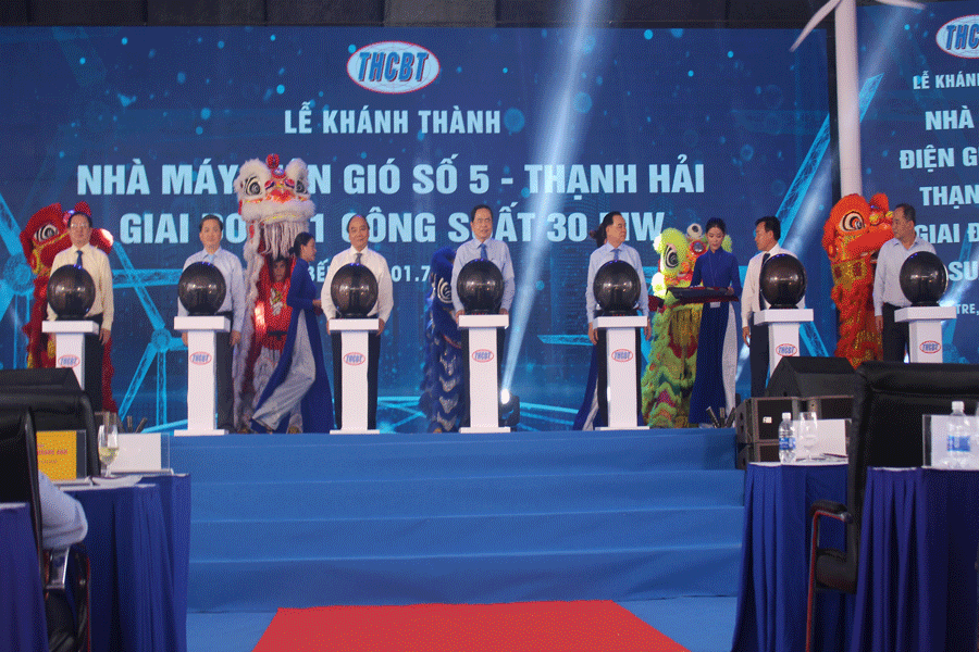 Chủ tịch nước Nguyễn Xuân Phúc cùng các đại biểu thực hiện nghi thức khánh thành nhà máy điện gió