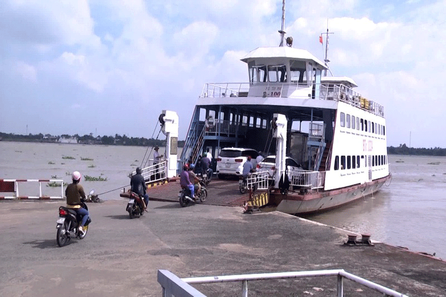 Hiện nay tại bến phà Tân Phú chỉ còn 1 chiếc phà hoạt động xuyên suốt, 2 phà nằm không tại bến do hết niên hạn khai thác. Ảnh: ĐH