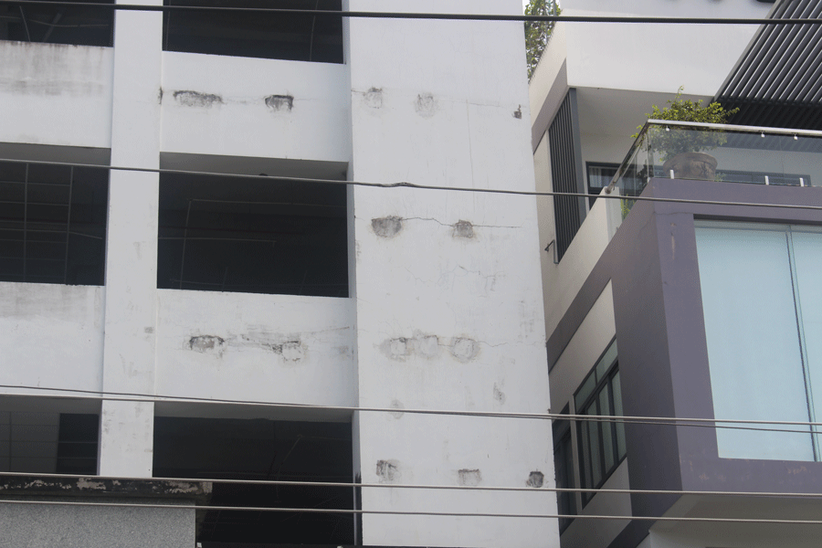 Sơn tường bị bong tróc vụng vỡ. Ảnh: ĐH