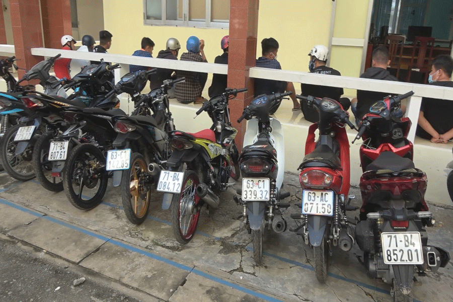 Nhiều xe máy của nhóm tổ chức đua xe trái phép bị đưa về công an. Ảnh: C.A