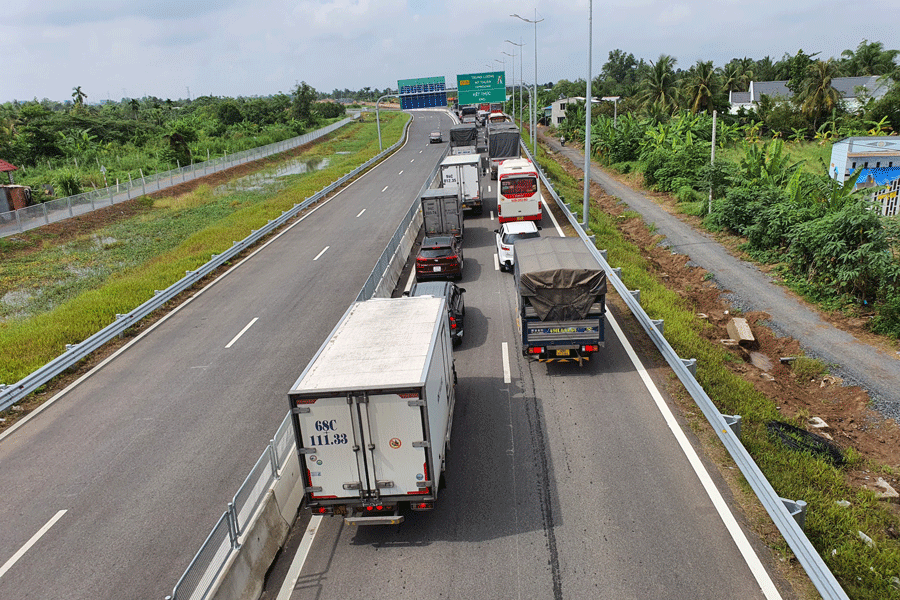 Phương tiện lưu thông trên cao tốc Trung Lương - Mỹ Thuận. Ảnh: Đ.HÀ