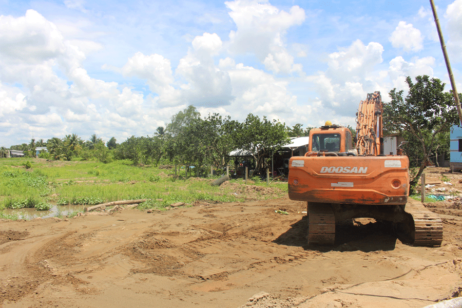 Giải phóng mặt bằng cho dự án cầu Rạch Miễu 2. Ảnh: Đ.HÀ