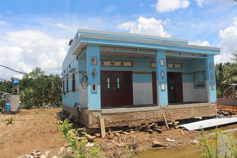 Người dân di dời nhà ở giao mặt bằng cho dự án cầu Rạch Miễu 2. Ảnh: Đ.HÀ