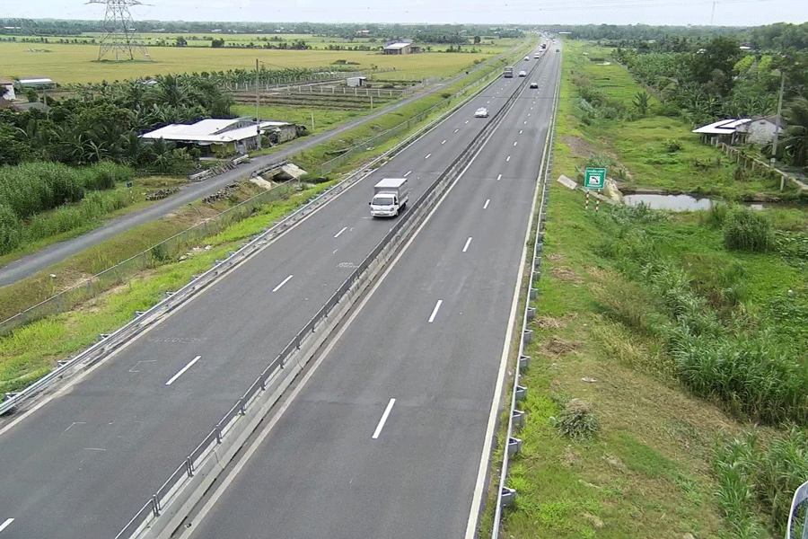 Phương tiện lưu thông trên cao tốc thưa thớt sau ngày thu phí. Ảnh: PV