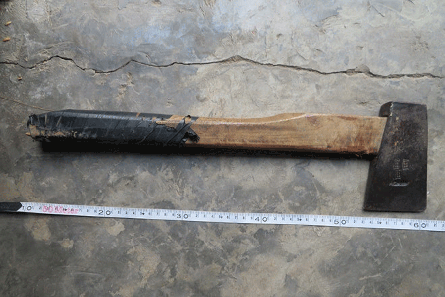 Đang bán hủ tiếu thì hàng xóm dùng búa tấn công