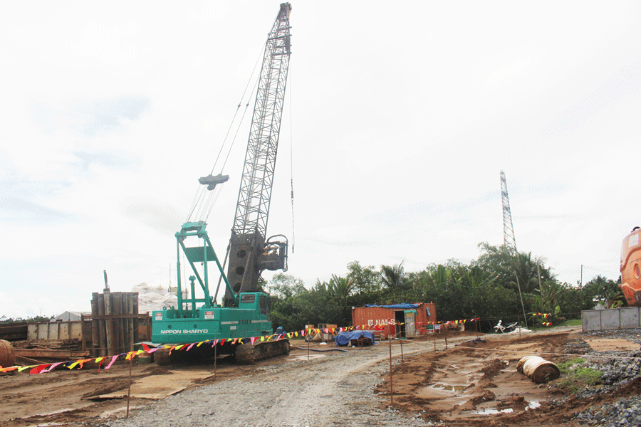 Nhà thầu tập trung máy móc, thiết bị chuẩn bị thi công cầu Rạch Miễu 2. Ảnh: Đ.HÀ