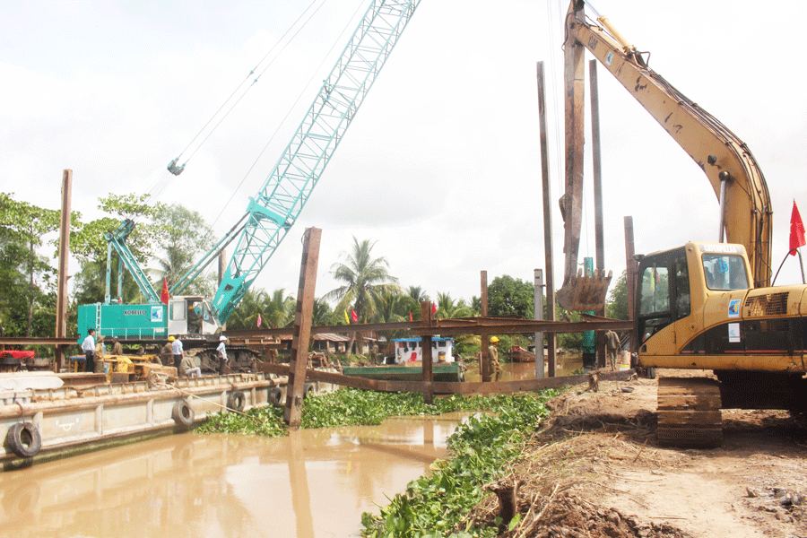 Nhà thầu tập trung máy móc thiết bị chuẩn bị thi công 4 cống ngăn mặn ven sông Tiền. Ảnh: Đ.HÀ