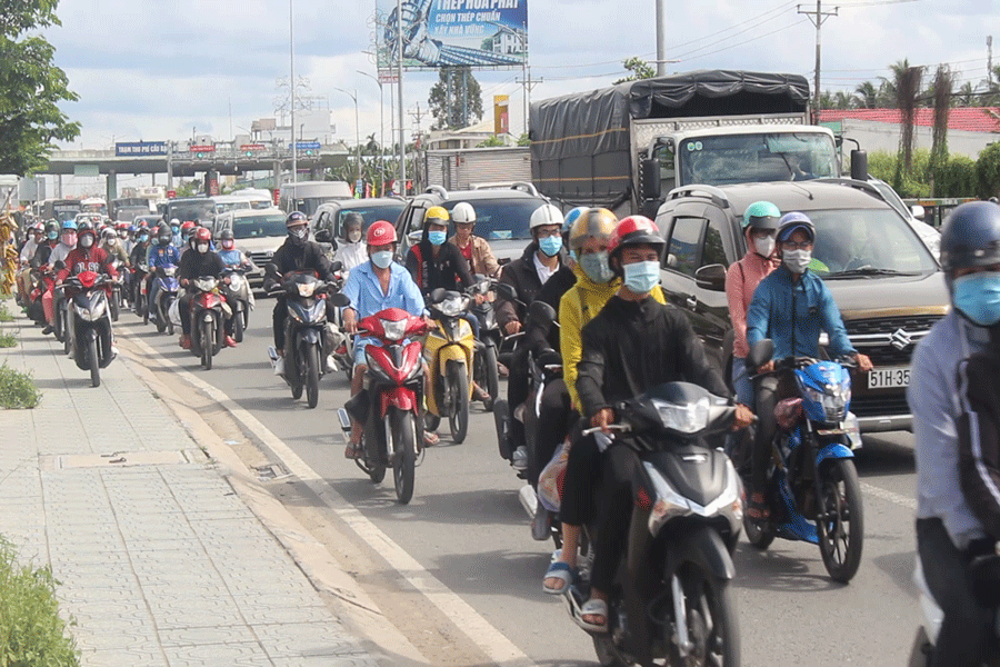 CSGT điều tiết lưu thông 1 chiều qua cầu Rạch Miễu, giảm ùn tắc