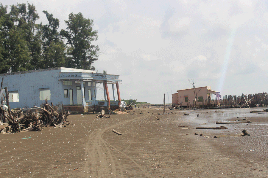 Hai ngôi nhà bị sóng biển đánh tang hoang. Ảnh: Đ.HÀ