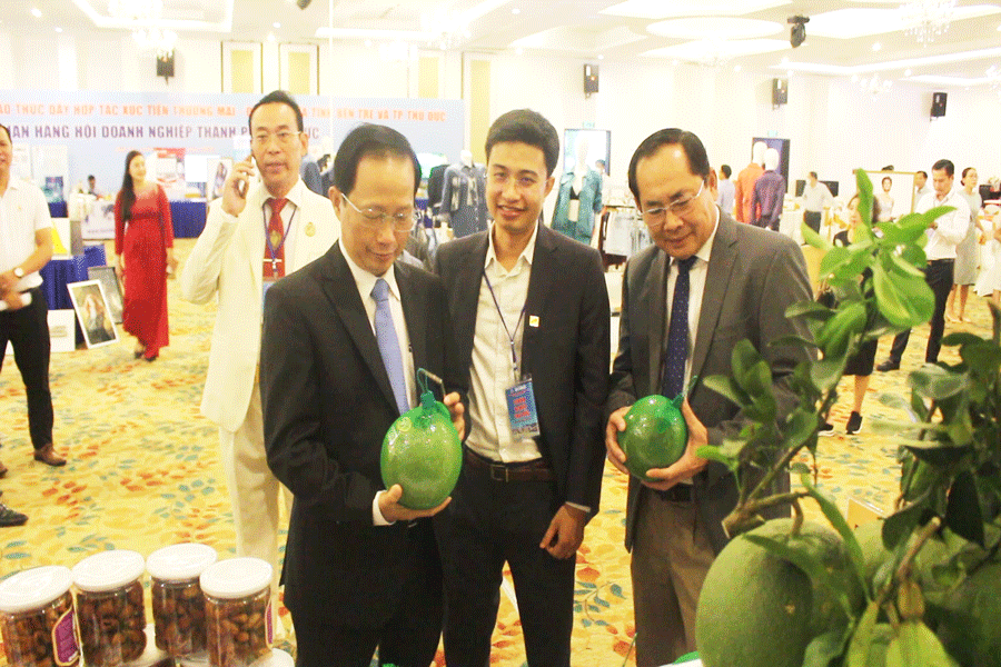 Các đại biểu tham quan trưng bày giới thiệu các sản phẩm nông nghiệp của Bến Tre. Ảnh: Đ.HÀ