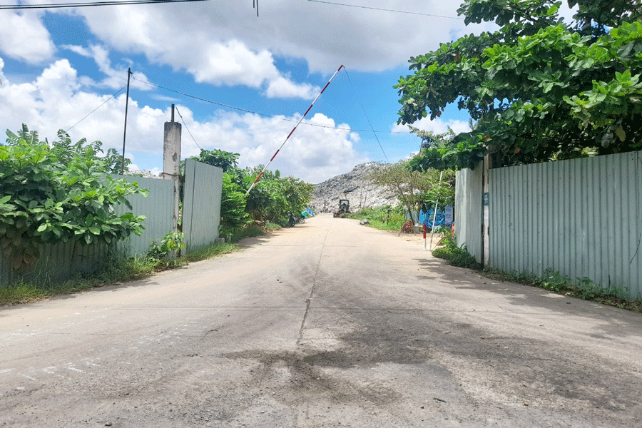 Cổng vào nhà máy xử lý rác thải. Ảnh: Đ.HÀ