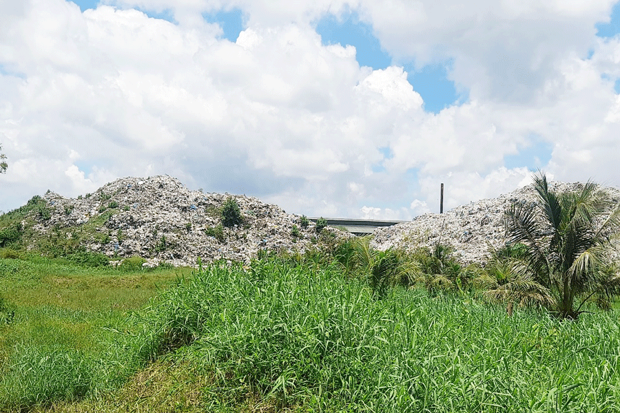 Rác thải lộ thiên trong khuôn viên nhà máy xử lý rác gây ô nhiễm trầm trọng. Ảnh: Đ.HÀ